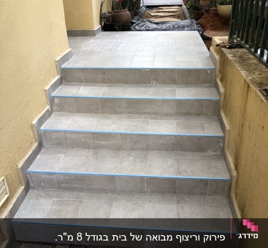 מדרגות מרוצפות חדשות עם אריחים אפורים